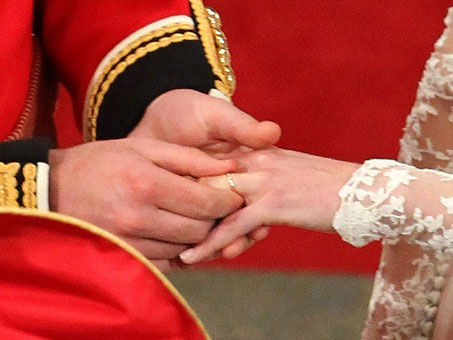 royal wedding ring pop. 3:20 He slips the ring on her